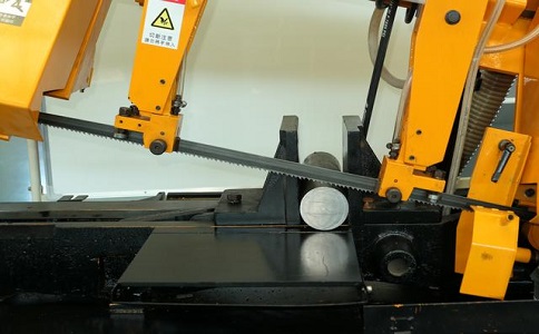 万秀数控带锯床自动送料精度会出现偏差吗？