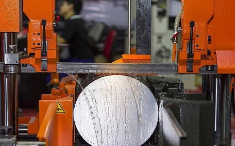 万秀立式金属带锯床切削出现跑带故障解决方法！